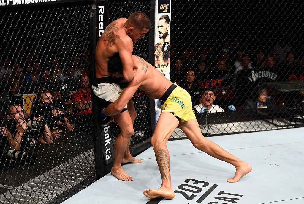 Anthony Pettis (luvas vermelhas) venceu Charles do Bronx por finalizao a 1m49s do terceiro round