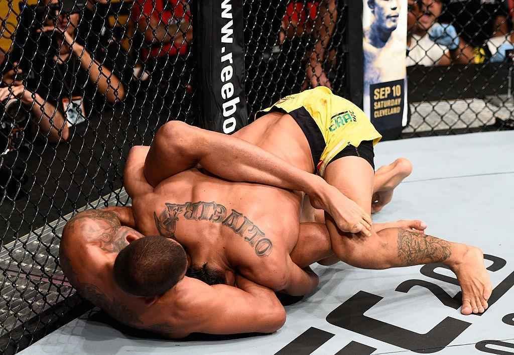 Anthony Pettis (luvas vermelhas) venceu Charles do Bronx por finalizao a 1m49s do terceiro round