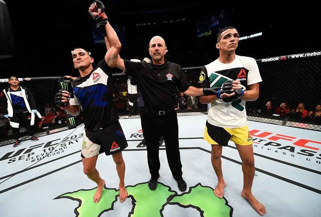 Anthony Pettis (luvas vermelhas) venceu Charles do Bronx por finalizao a 1m49s do terceiro round