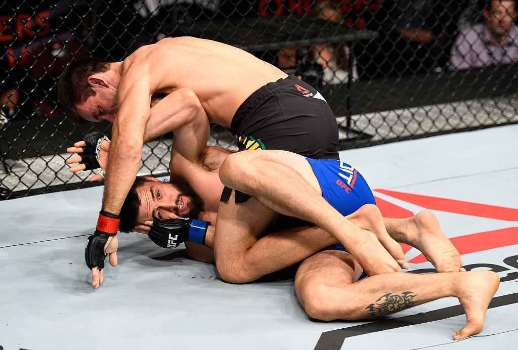 Demian Maia (luvas vermelhas) venceu Carlos Condit por finalizao a 1m52s do primeiro round