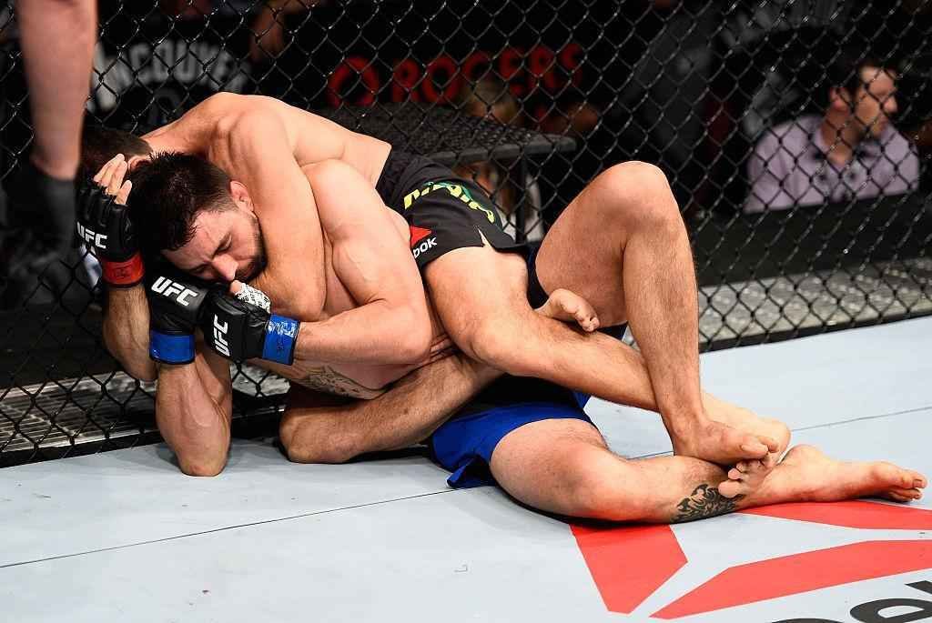 Demian Maia (luvas vermelhas) venceu Carlos Condit por finalizao a 1m52s do primeiro round