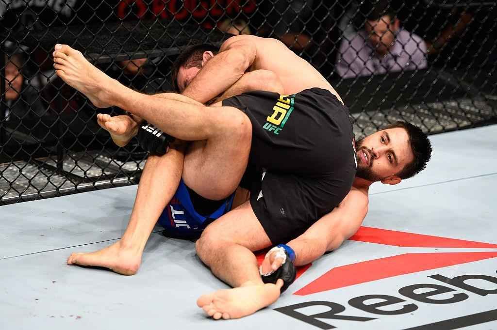 Demian Maia (luvas vermelhas) venceu Carlos Condit por finalizao a 1m52s do primeiro round