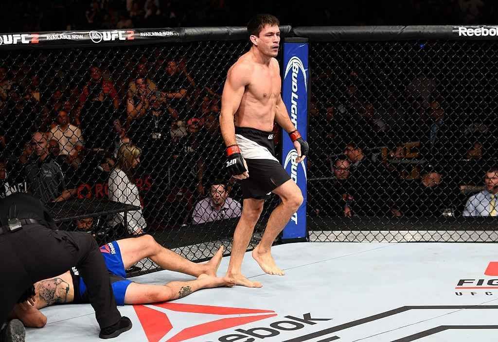 Demian Maia (luvas vermelhas) venceu Carlos Condit por finalizao a 1m52s do primeiro round