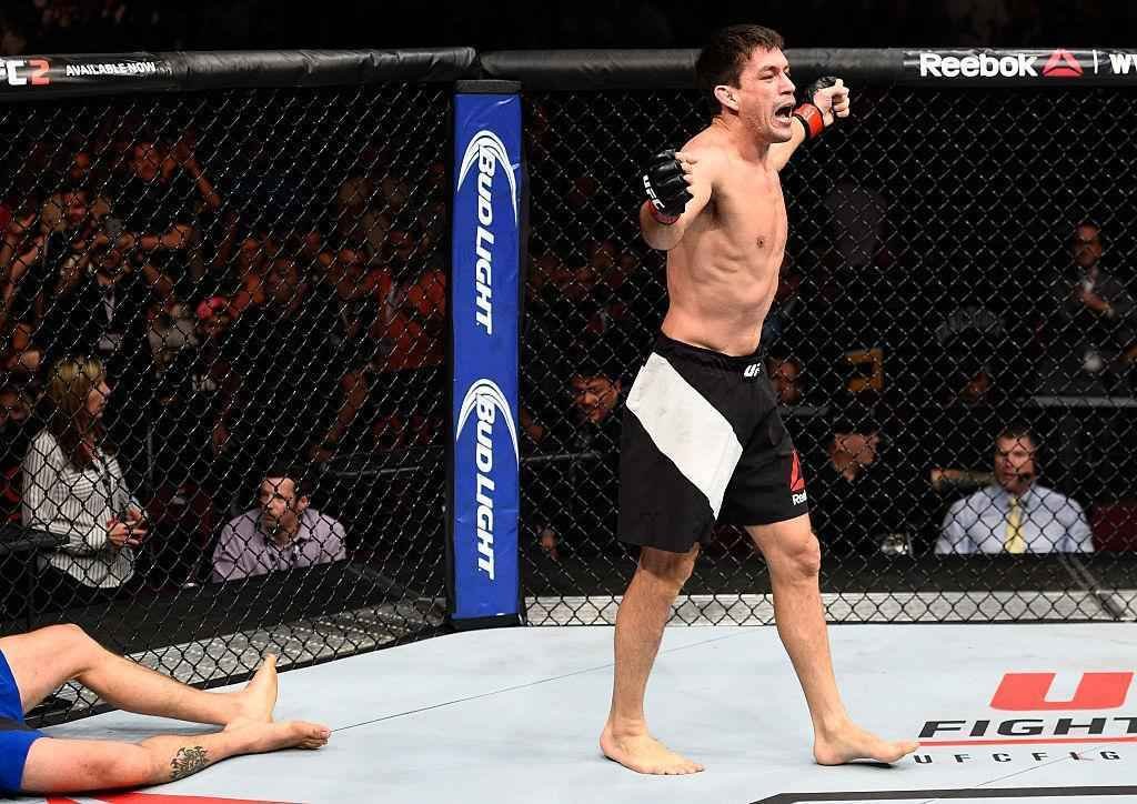 Demian Maia (luvas vermelhas) venceu Carlos Condit por finalizao a 1m52s do primeiro round