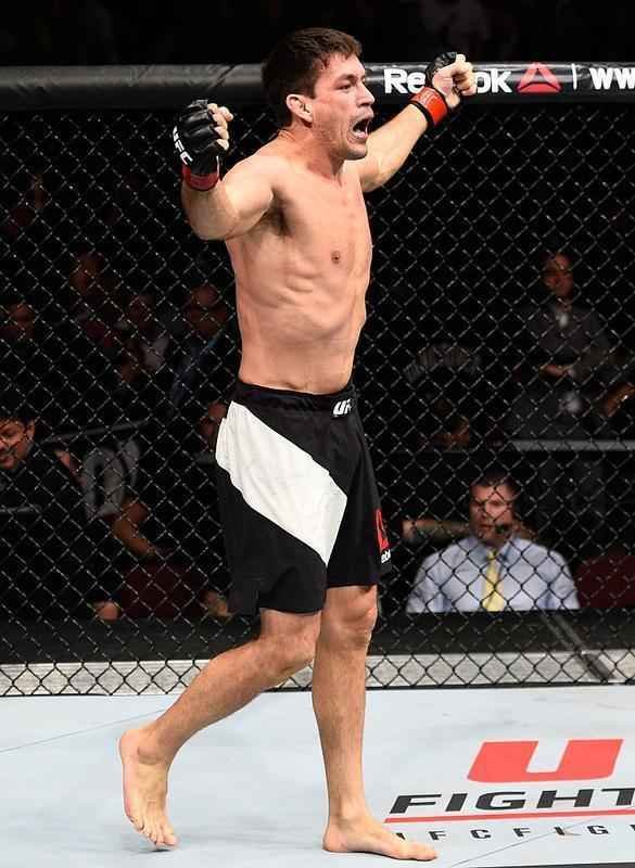 Demian Maia (luvas vermelhas) venceu Carlos Condit por finalizao a 1m52s do primeiro round
