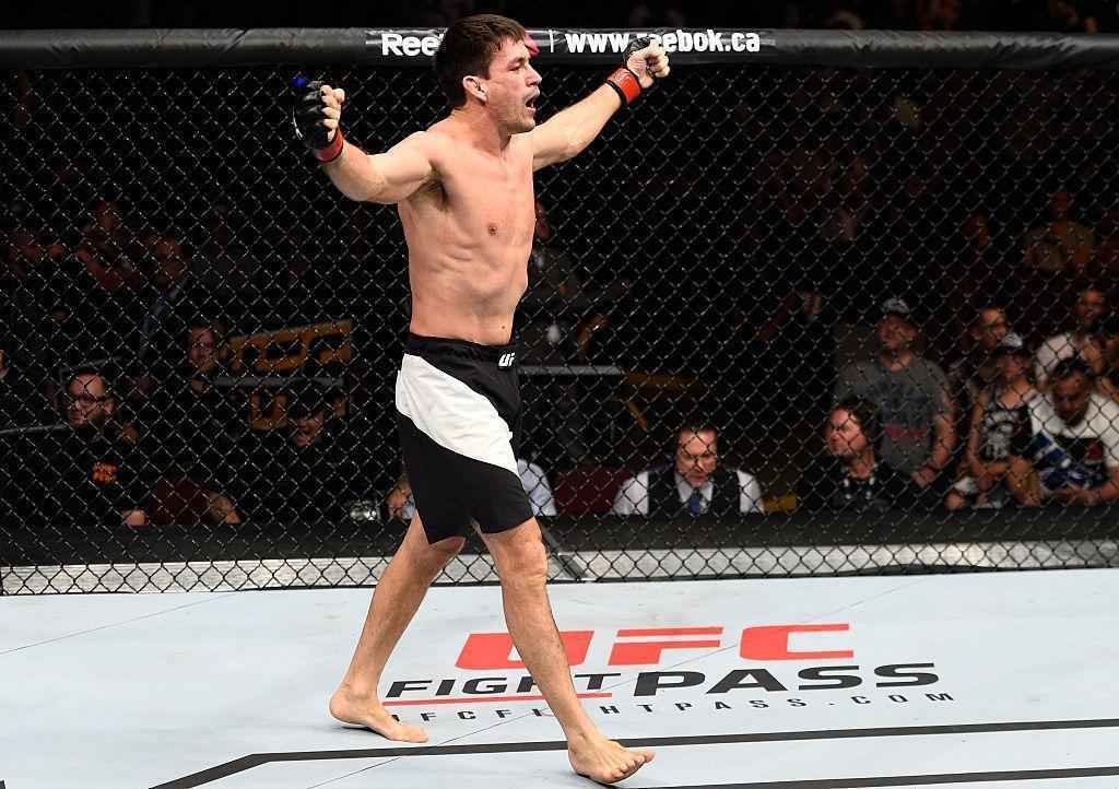 Demian Maia (luvas vermelhas) venceu Carlos Condit por finalizao a 1m52s do primeiro round
