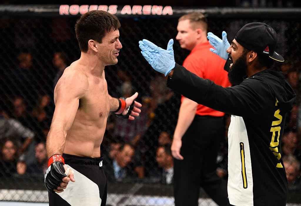 Demian Maia (luvas vermelhas) venceu Carlos Condit por finalizao a 1m52s do primeiro round