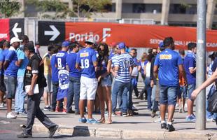 Movimentao intensa de cruzeirenses no entorno do Mineiro antes de jogo com o Santa Cruz
