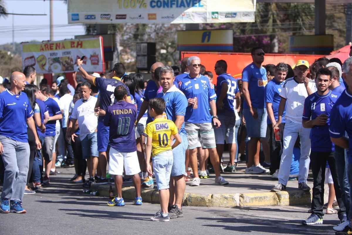 Movimentao intensa de cruzeirenses no entorno do Mineiro antes de jogo com o Santa Cruz