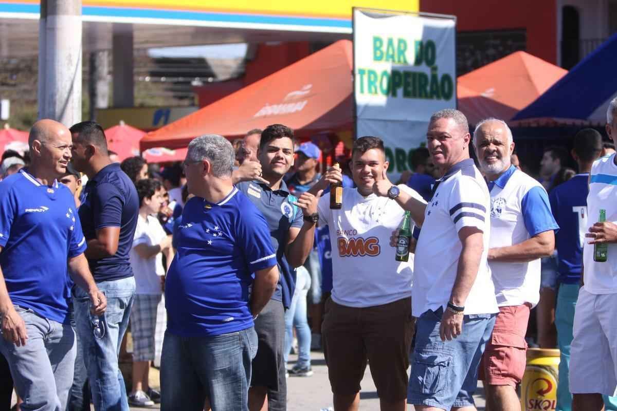 Movimentao intensa de cruzeirenses no entorno do Mineiro antes de jogo com o Santa Cruz