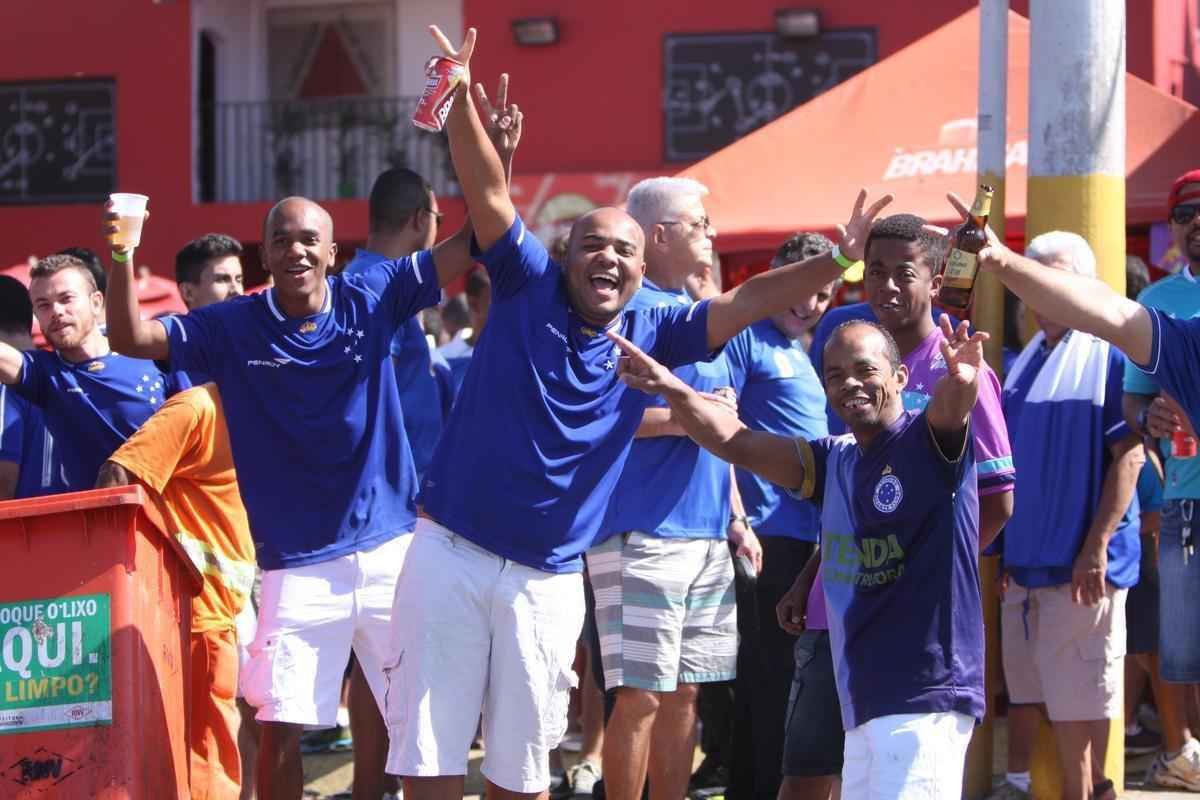 Movimentao intensa de cruzeirenses no entorno do Mineiro antes de jogo com o Santa Cruz