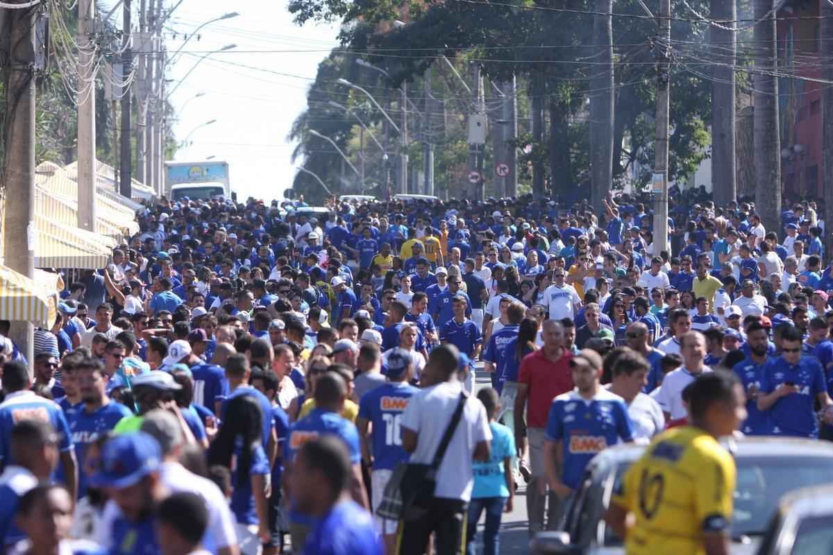 Movimentao intensa de cruzeirenses no entorno do Mineiro antes de jogo com o Santa Cruz