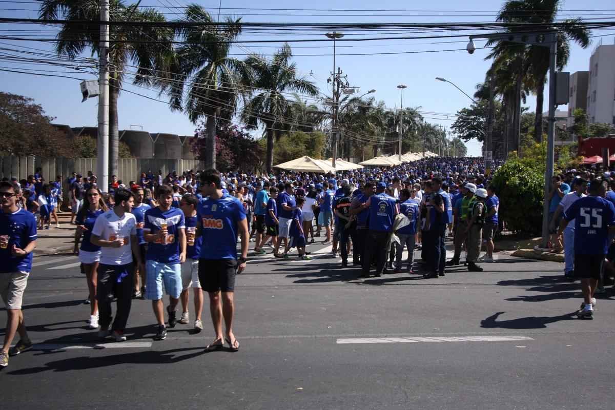 Movimentao intensa de cruzeirenses no entorno do Mineiro antes de jogo com o Santa Cruz