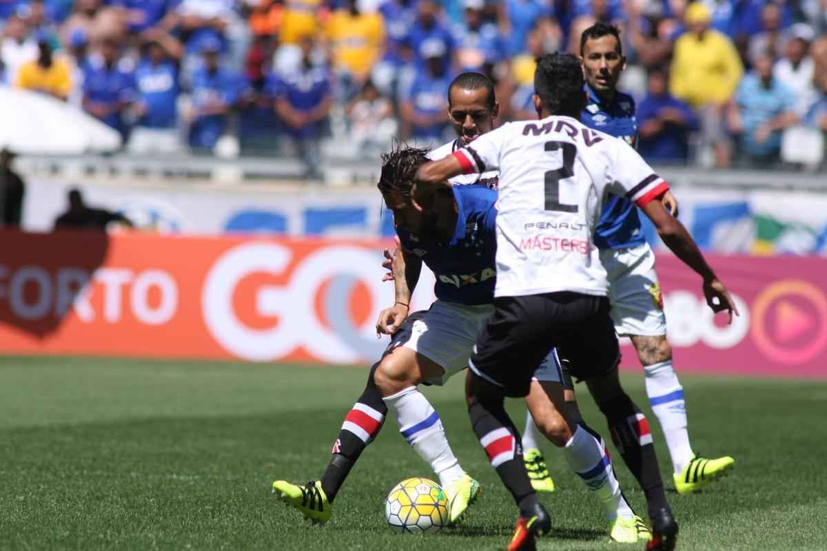 Imagens de Cruzeiro x Santa Cruz, pela 22 rodada do Brasileiro, no Mineiro