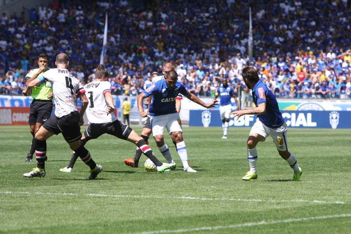 Imagens de Cruzeiro x Santa Cruz, pela 22 rodada do Brasileiro, no Mineiro