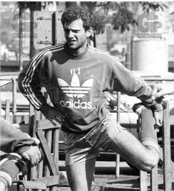 Em 1994, zagueiro Toninho trocou o Cruzeiro pelo Cerezo Osaka, do Japo