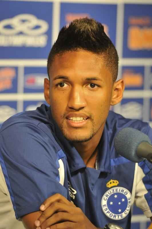 Em 2014, Wallace foi negociado com o Grupo Gestifute por 9,5 milhes de euros. O destino inicial na Europa foi o Sporting Braga, de Portugal. Esse foi o defensor que mais deu lucro aos cofres do Cruzeiro.