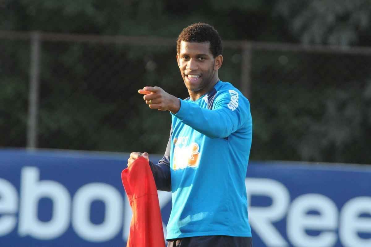 Em 2011, Gil foi negociado com o Valenciennes, da Frana, por 3 milhes de euros