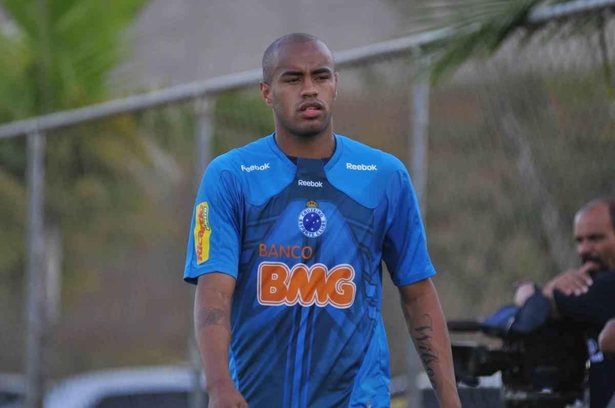 Em 2010, Thiago Heleno foi negociado com o Grupo HAZ Sport Agency por valor no divulgado. O atleta ficou registrado inicialmente no Deportivo Maldonado do Uruguai, clube de empresrios.
