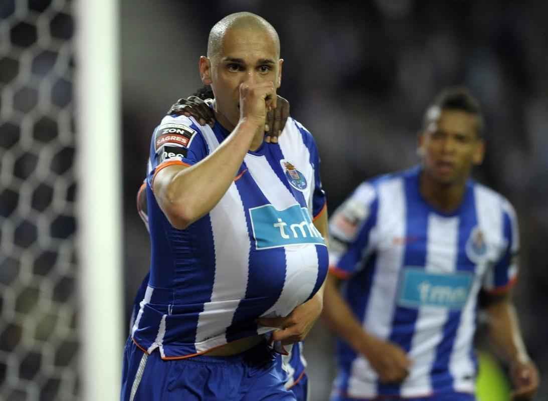 Em 2009, Maicon foi negociado com o Porto, de Portugal, por 1,1 milho de euros. O valor foi referente a 50% dos direitos econmicos. Em 2010, o Cruzeiro trocou a outra metade dos direitos do defensor pelo atacante argentino Ernesto Faras.
