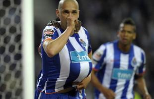 Em 2009, Maicon foi negociado com o Porto, de Portugal, por 1,1 milho de euros. O valor foi referente a 50% dos direitos econmicos. Em 2010, o Cruzeiro trocou a outra metade dos direitos do defensor pelo atacante argentino Ernesto Faras.
