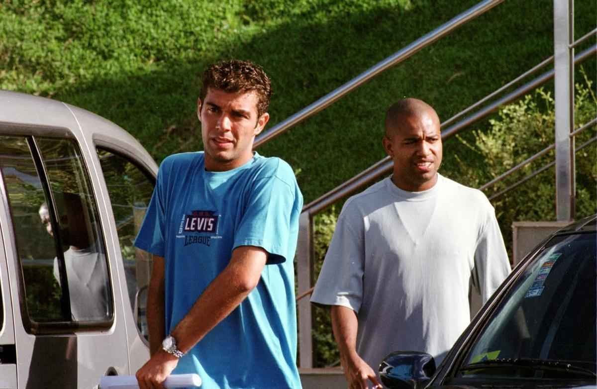 Em 2004, Thiago Gosling (e) foi negociado pelo Cruzeiro com o Genoa, da Itlia