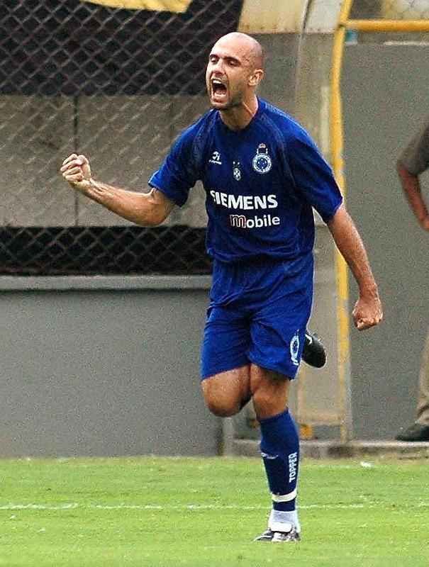 Em 2004, Cris foi negociado com o Lyon, da Frana, por 3,5 milhes de euros