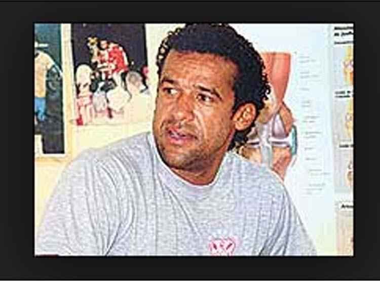 Em 2000, Isaas foi negociado pelo Cruzeiro ao Lea, de Portugal. 
