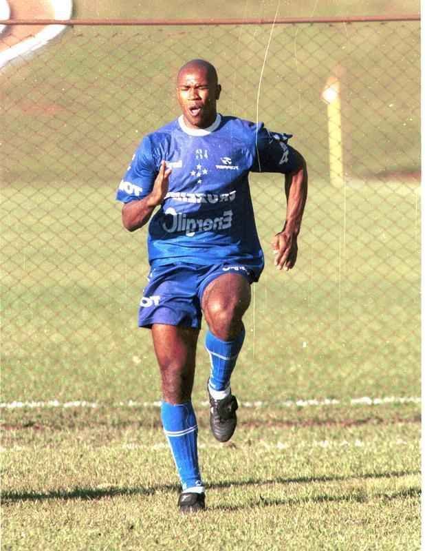 Em 1999, Joo Carlos foi vendido ao Corinthians por US$ 4 milhes. Cruzeiro ainda recebeu 100% dos direitos do zagueiro Cris
