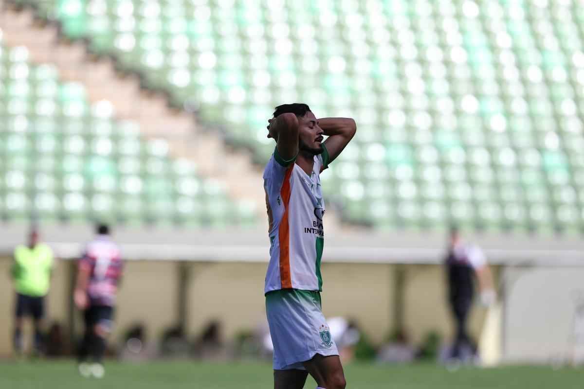 Bruno Svio - Dos atacantes do atual elenco americano,  o que mais vestiu a camisa alviverde na temporada. Participou de 24 jogos e marcou trs gols. Tambm vem sendo pouco utilizado nas ltimas partidas. Promessa da base, seguir no Amrica no prximo ano.