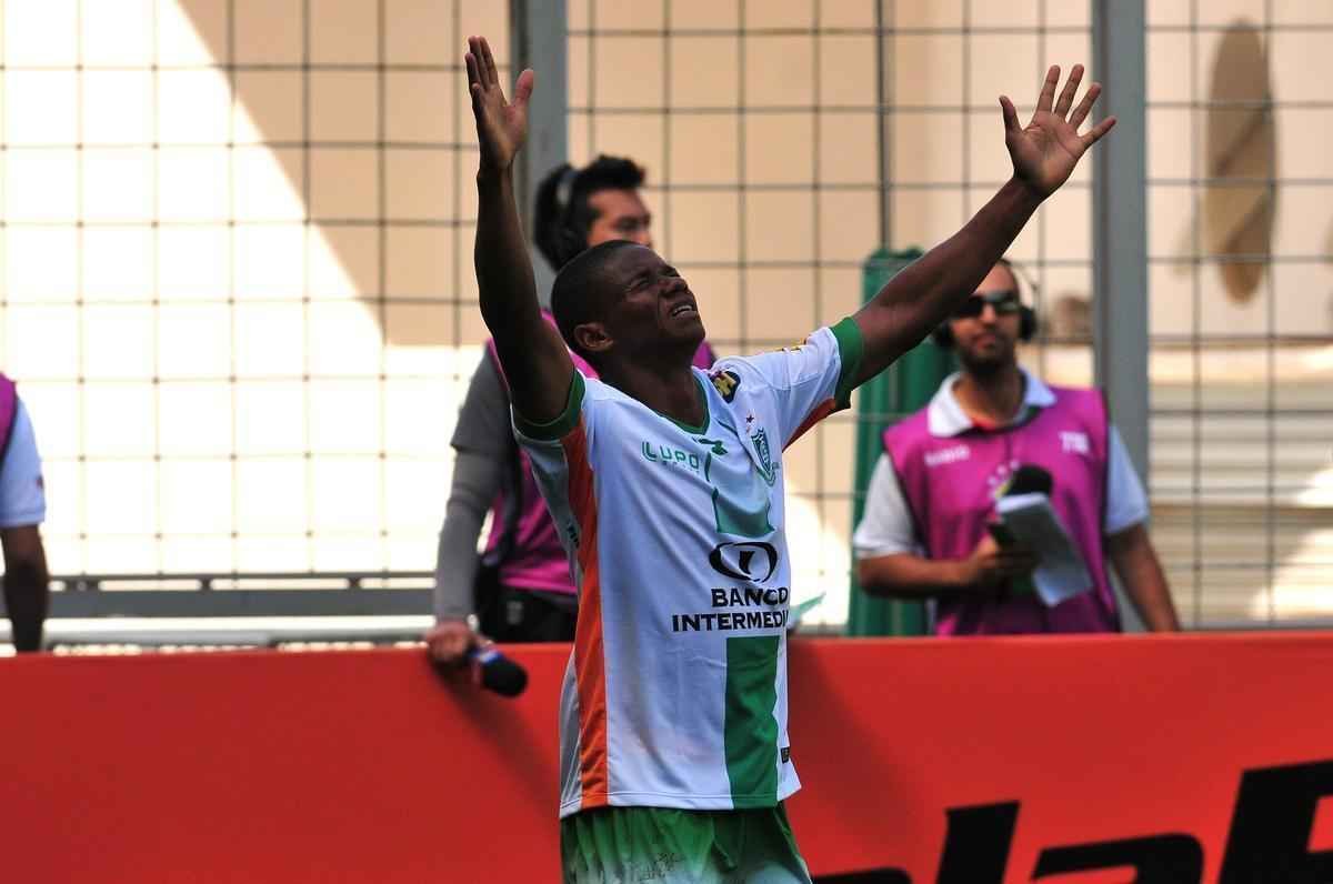 Juninho - O volante chegou ao Coelho com o comando de Srgio Vieira e se tornou pea chave no meio campo americano. Titular tambm com Enderson Moreira, tem boa chegada  frente e chuta bem de fora da rea. O contrato do jogador termina no fim do ano e a diretoria vai avaliar o caso. Caso no tenha propostas melhores, deve continuar no Amrica.