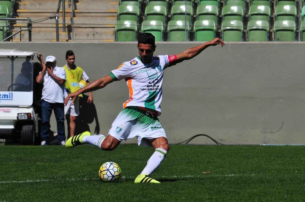 Leandro Guerreiro - Com 37 anos, Guerreiro  o jogador mais experiente do grupo e capito da equipe americana. Atuou em 43 jogos, sendo o segundo que mais vestiu a camisa alviverde no ano. Com a provvel reduo nas receitas, pode ter que sofrer com uma readequao dos salrios no clube. Ainda assim, pode continuar sendo um dos pilares da equipe em 2017.