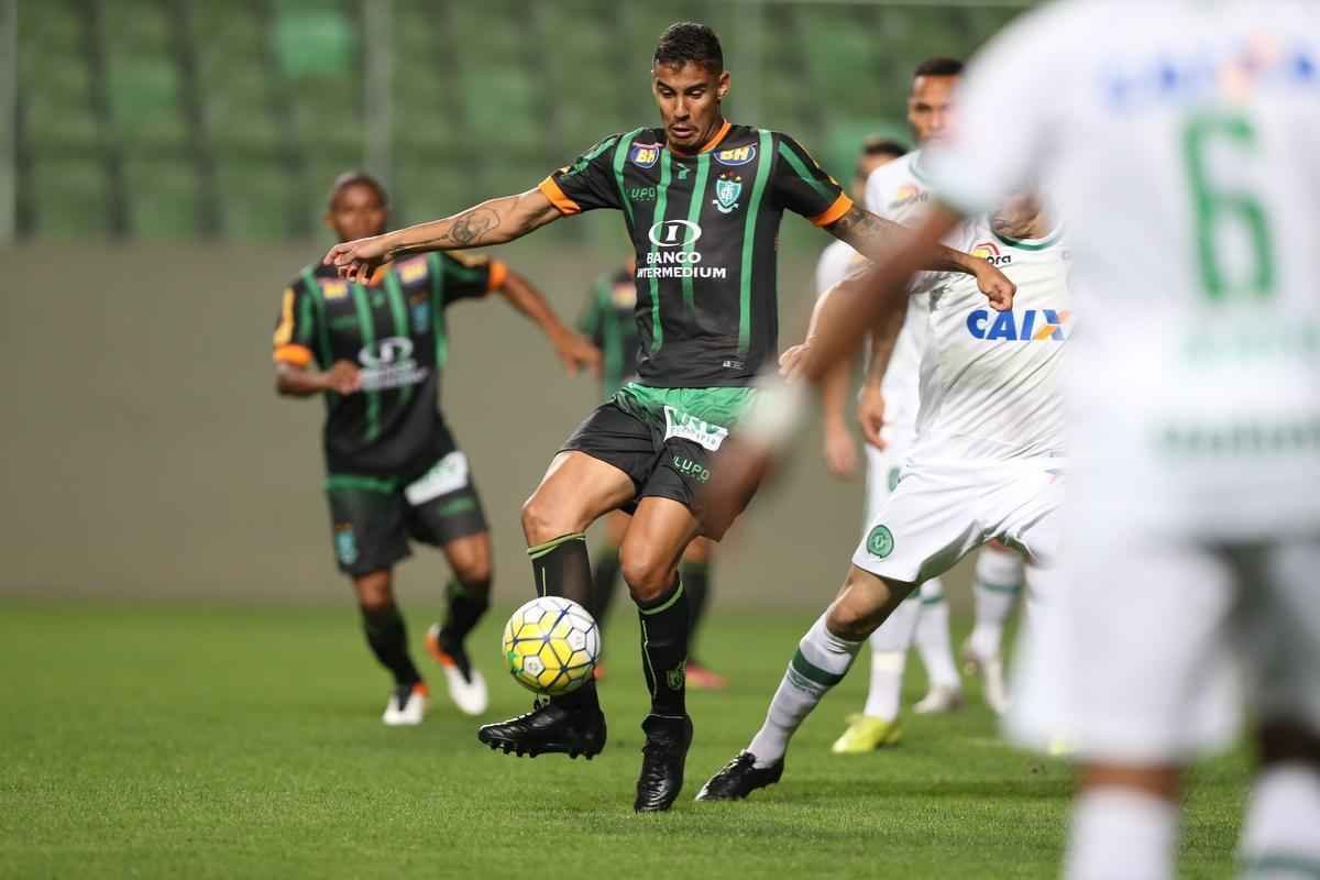 Michael - Outro que veio no 'pacote', aproveitou a ineficincia do ataque americano e conseguiu ter uma sequncia no time principal. Porm, com oito partidas, tambm no rendeu o esperado. Ainda no fez gols ou deu assistncias. Conta com a confiana do treinador e pode ser mantido em 2017.