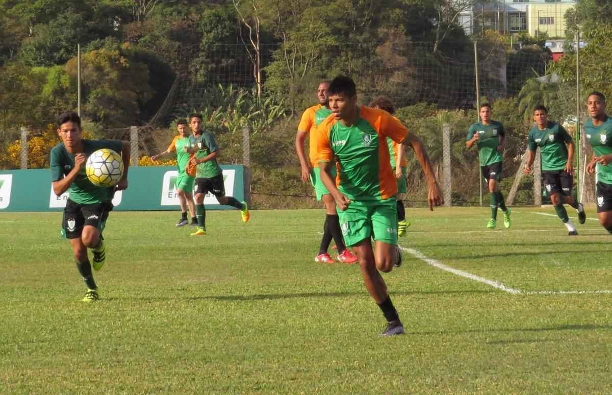 der Lima - contratado para o returno do Brasileiro, o zagueiro teve uma boa estreia (apesar do vacilo de Alison e da derrota para a Chapecoense no Horto). Tambm experiente e elogiado pelo treinador, deve ser opo para o prximo ano.