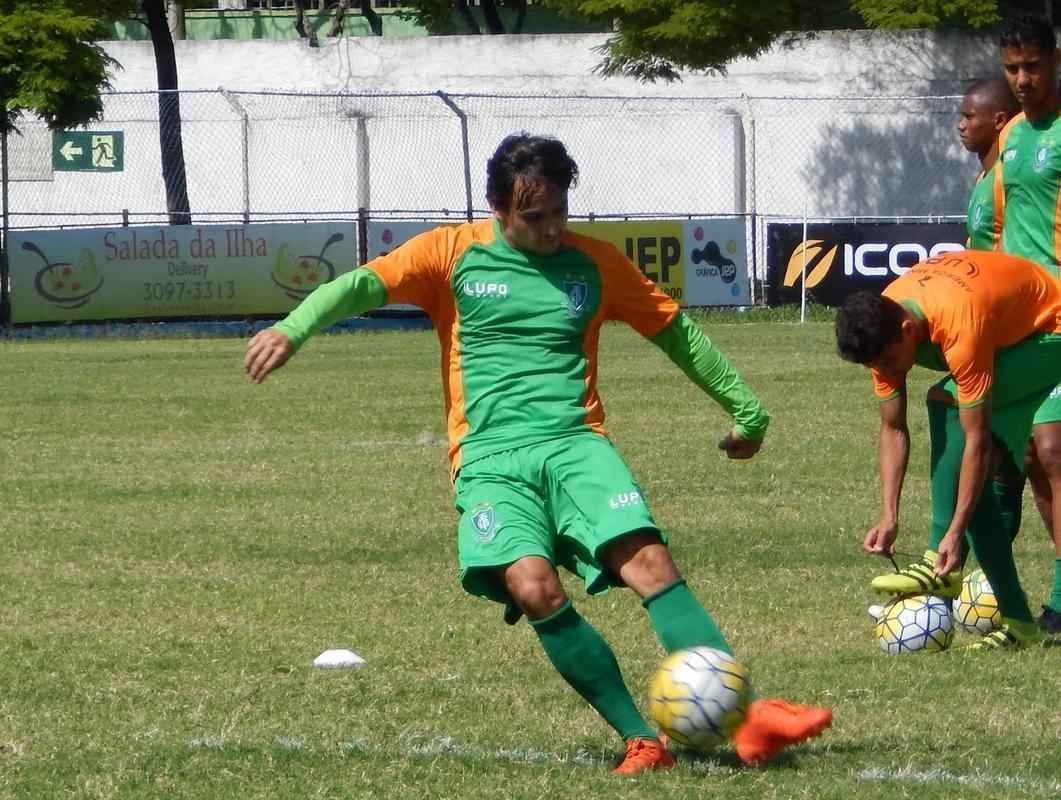 Xavier - 'Coringa' de Givanildo Oliveira pela esquerda o meia chegou a atuar como lateral e perdeu espao com a chegada de novas contrataes e a utilizao de Matheusinho como titular. Deve ser mais utilizado no ano que vem se os jogadores da base forem mais aproveitados.