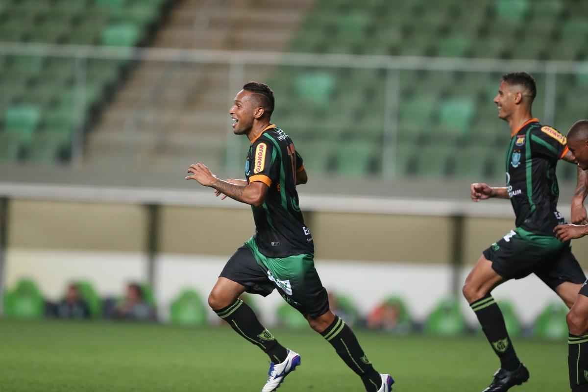 Gilson - Outro atleta bem identificado e com boas passagens pelo Coelho, vem sendo a opo de Enderson Moreira para o setor defensivo esquerdo. O lateral chegou j com o Amrica em situao complicada na Srie A e pouco pode mostrar at o momento.  mais um que deve continuar em 2017.