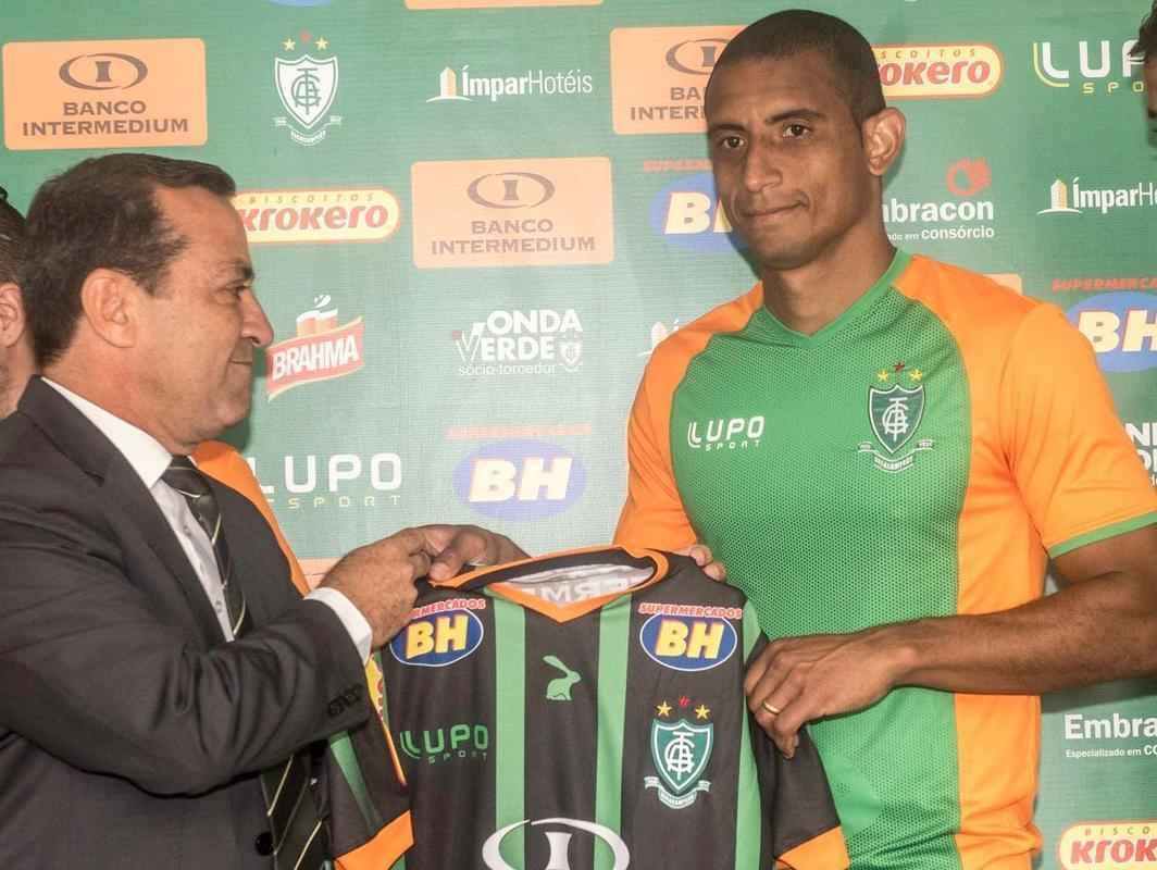 Cardoso - Contratado junto com Michael, Nixon, Loboa e Diego Lopes, Cardoso foi o nico que ainda no estreou pelo Amrica. Problemas na documentao do jogador impedem a regularizao do defensor, que pode ser dispensado a qualquer momento.