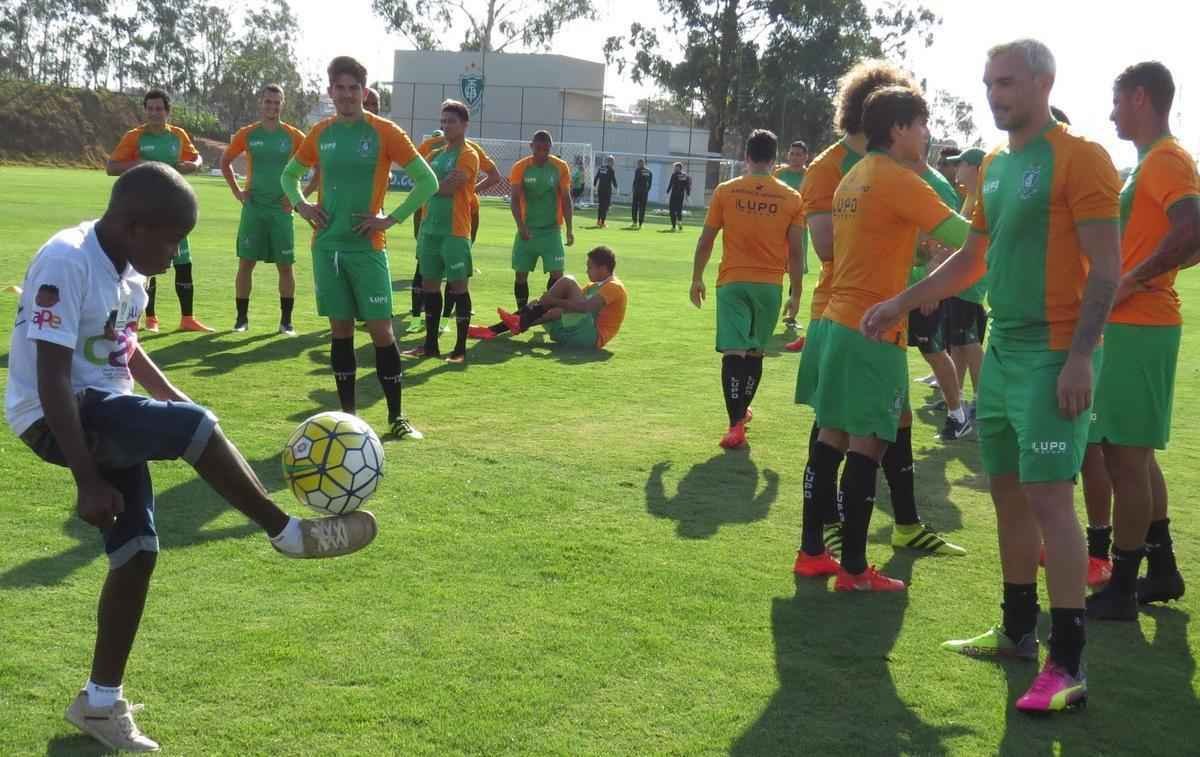 Amrica abriu o CT Lanna Drumond para ao de campanha de conscientizao sobre o cncer