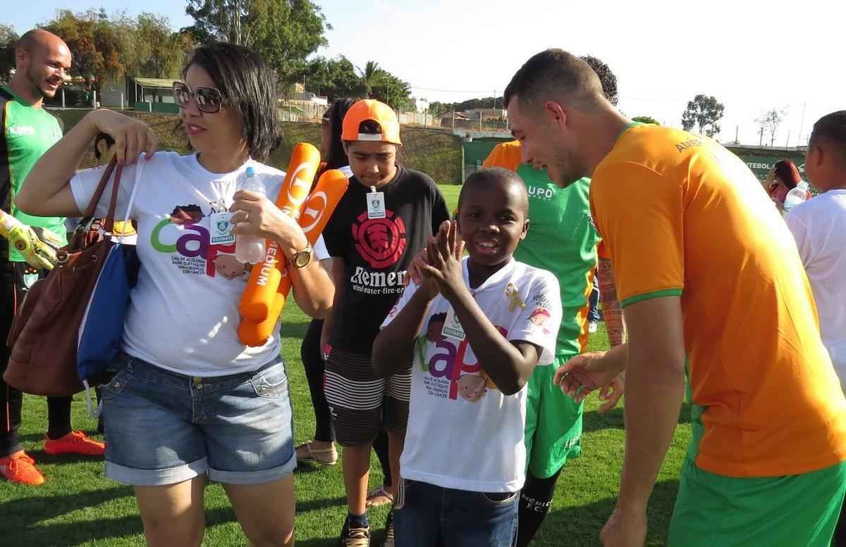 Amrica abriu o CT Lanna Drumond para ao de campanha de conscientizao sobre o cncer