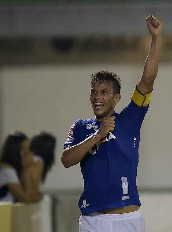 Volante Henrique, capito do Cruzeiro em 2016, aps a leso do goleiro Fbio

