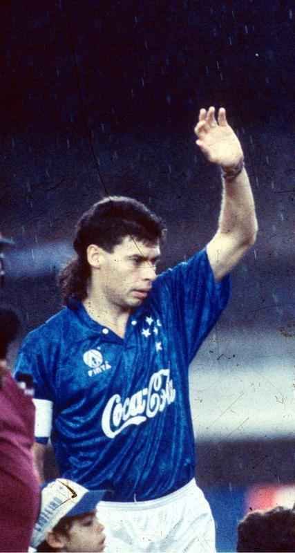 Lateral-direito Paulo Roberto Costa, capito do Cruzeiro no inicio dos anos 1990