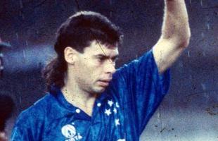 Lateral-direito Paulo Roberto Costa, capito do Cruzeiro no inicio dos anos 1990