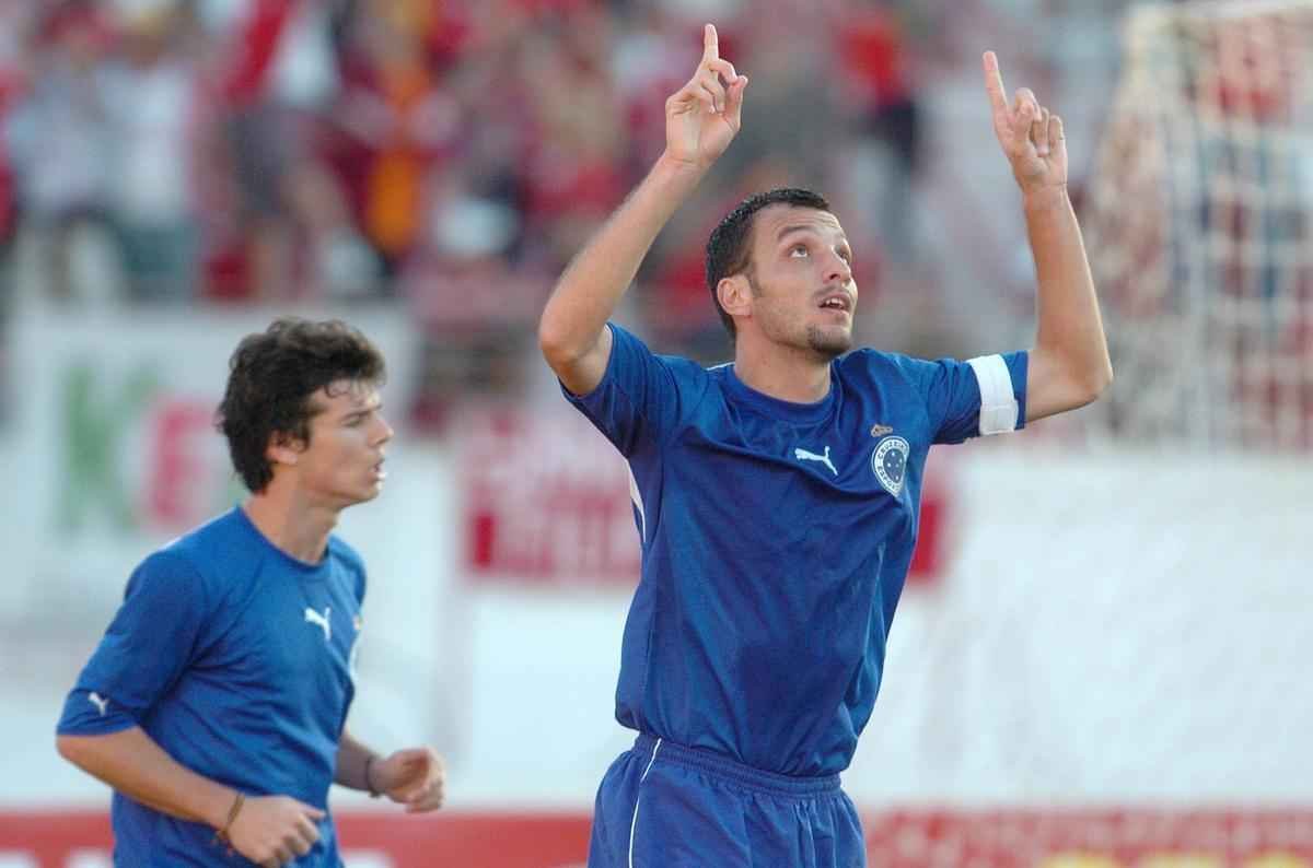 Zagueiro Edu Dracena, capito do Cruzeiro em 2004 e 2005