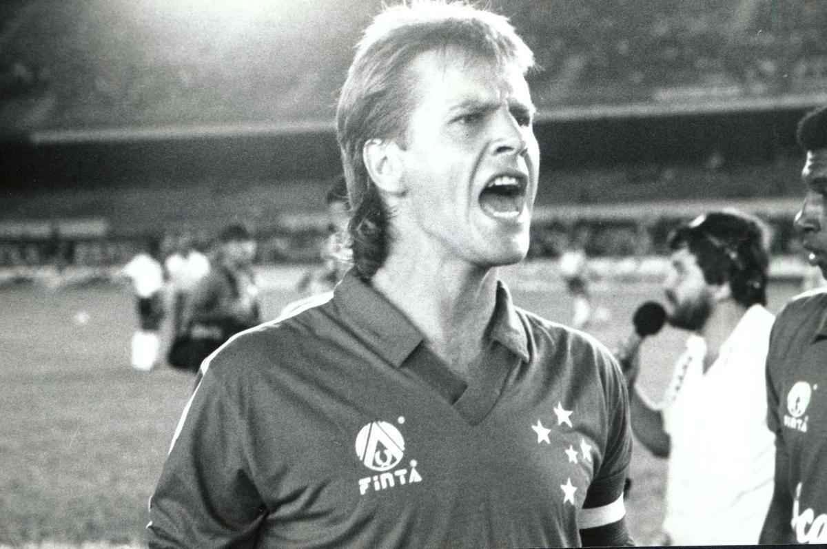 Volante Ademir, capito do Cruzeiro no incio dos anos 1990
