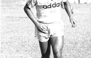 Lateral-esquerdo Wladimir, capito do Cruzeiro em 1988
