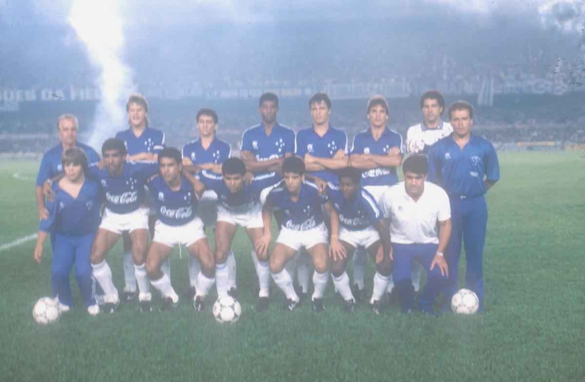 Ademir como capito do Cruzeiro na conquista da Supercopa de 1991, sobre o River Plate