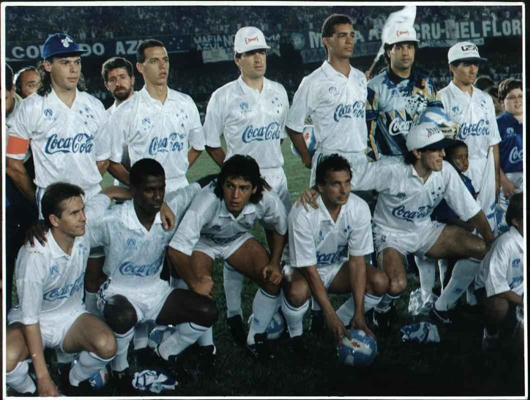 Paulo Roberto como capito do Cruzeiro na conquista da Copa do Brasil de 1993 sobre o Grmio