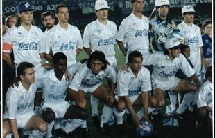 Paulo Roberto como capito do Cruzeiro na conquista da Copa do Brasil de 1993 sobre o Grmio