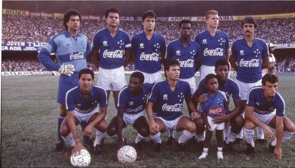 Gilson Jader (segundo da esquerda para a direita, de p) como capito do Cruzeiro campeo mineiro de 1990