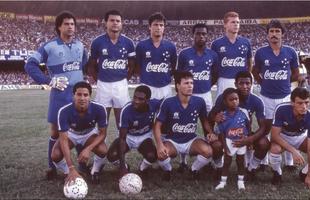 Gilson Jader (segundo da esquerda para a direita, de p) como capito do Cruzeiro campeo mineiro de 1990